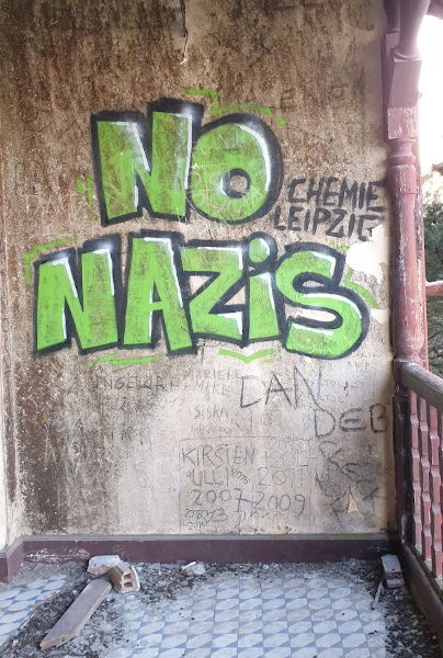 Un graffiti "no nazis" est inscrit sur un mur